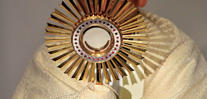 w sloncu Eucharystii-723x347 c